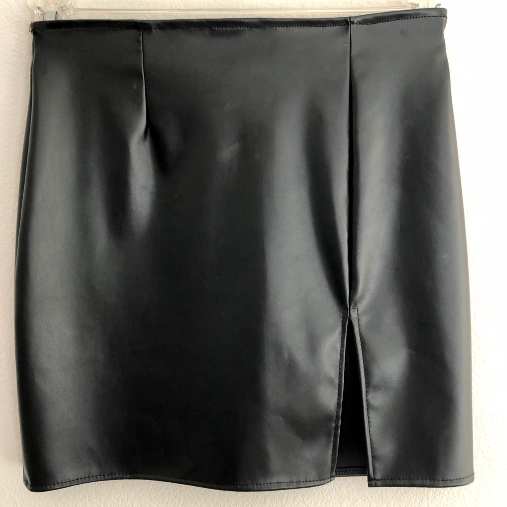 Cute leather skirt!